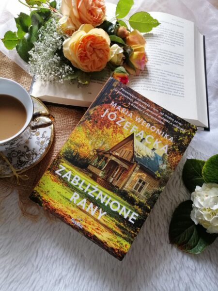 „Zabliźnione rany”  Maria Weronika Józefacka — to poruszająca powieść obyczajowa o trudnych wyborach, manipulacji i sile emocji, które kształtują nasze życie.