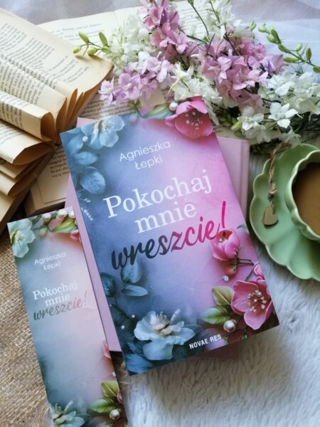 
„Pokochaj mnie wreszcie” Agnieszki Łepki to poruszająca powieść obyczajowa o miłości, samotności i pragnieniu bliskości. 
