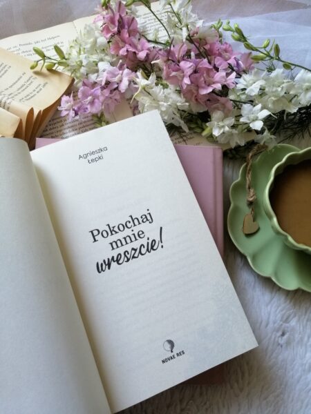 
„Pokochaj mnie wreszcie” Agnieszki Łepki to poruszająca powieść obyczajowa o miłości, samotności i pragnieniu bliskości. 
