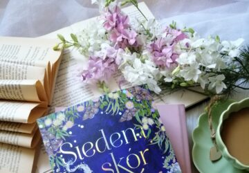 „Siedem skór Esther” Holly Ringland – przejmująca i magiczna powieść o żałobie, rodzinnych sekretach i sile siostrzanej więzi.