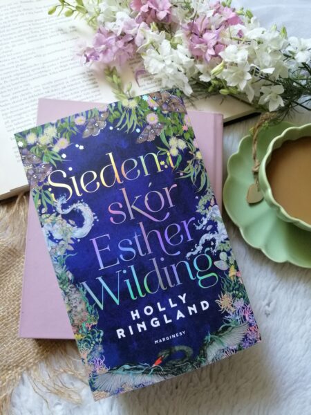 
„Siedem skór Esther” Holly Ringland – przejmująca i magiczna powieść o żałobie, rodzinnych sekretach i sile siostrzanej więzi. 
