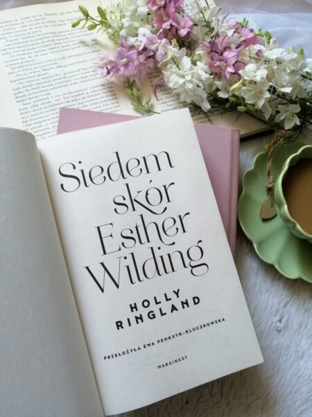 
„Siedem skór Esther” Holly Ringland – przejmująca i magiczna powieść o żałobie, rodzinnych sekretach i sile siostrzanej więzi. 
