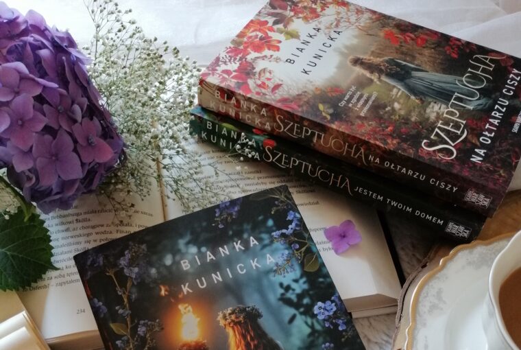 „Trzy księżyce” Blanki Kunickiej to trzeci tom cyklu “Szeptucha / Kunicka” - pełen magii, słowiańskich wierzeń, mroku i tajemnic.