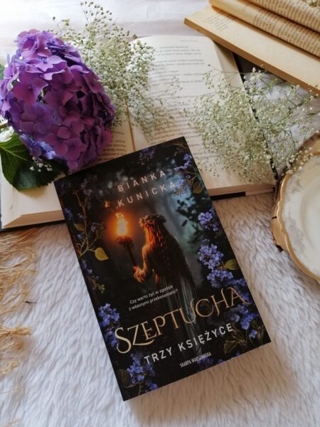 „Trzy księżyce” Blanki Kunickiej to trzeci tom cyklu “Szeptucha / Kunicka” - pełen magii, słowiańskich wierzeń, mroku i tajemnic. 