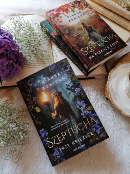 „Trzy księżyce” Blanki Kunickiej to trzeci tom cyklu “Szeptucha / Kunicka” - pełen magii, słowiańskich wierzeń, mroku i tajemnic. 