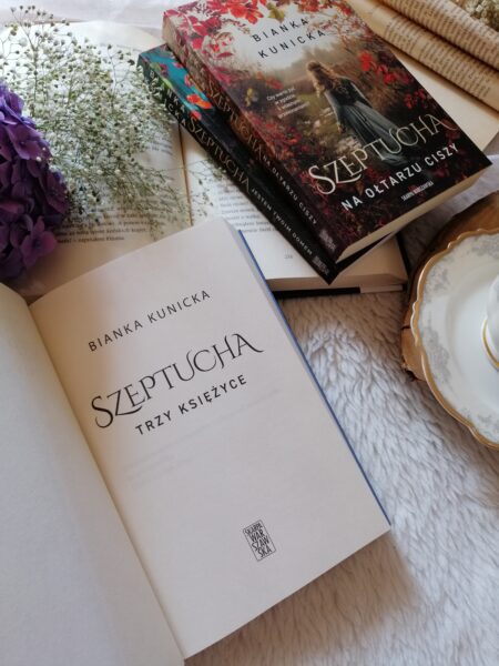 „Trzy księżyce” Blanki Kunickiej to trzeci tom cyklu “Szeptucha / Kunicka” - pełen magii, słowiańskich wierzeń, mroku i tajemnic. 
