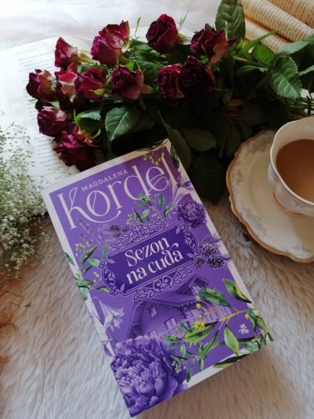 „Sezon na cuda” Magdaleny Kordel to ciepła, pełna emocji i humoru opowieść o nadziei, sile, miłości i codziennych zmaganiach. 