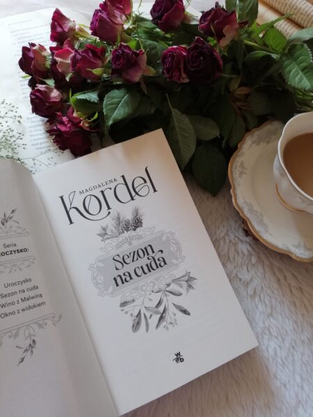 „Sezon na cuda” Magdaleny Kordel to ciepła, pełna emocji i humoru opowieść o nadziei, sile, miłości i codziennych zmaganiach. 