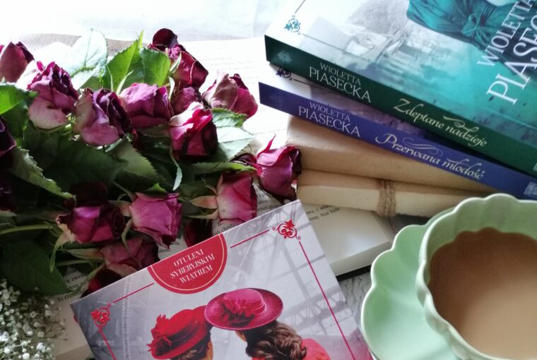 „Skradziona miłość” Wioletty Piaseckiej to trzeci tom cyklu „Otuleni syberyjskim wiatrem” – poruszająca, przejmująca opowieść o losach Polaków w czasach carskich represji. Zsyłka na Syberię, prześladowania, ból rozstania, a obok tego siła kobiet, niezłomny patriotyzm i miłość.