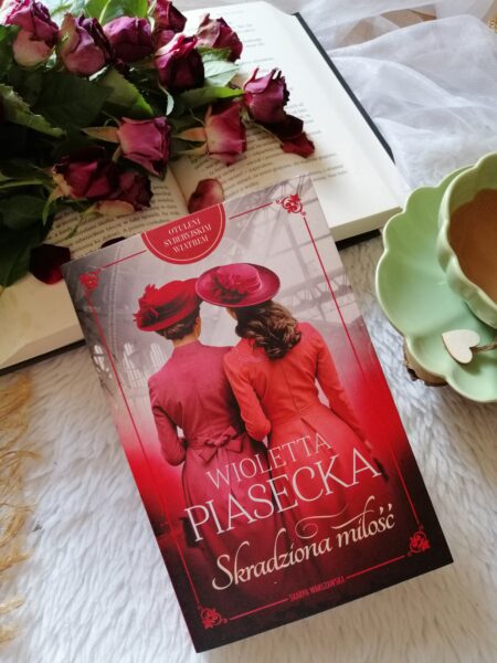 „Skradziona miłość” Wioletty Piaseckiej to trzeci tom cyklu „Otuleni syberyjskim wiatrem” – poruszająca, przejmująca opowieść o losach Polaków w czasach carskich represji. Zsyłka na Syberię, prześladowania, ból rozstania, a obok tego siła kobiet, niezłomny patriotyzm i miłość.