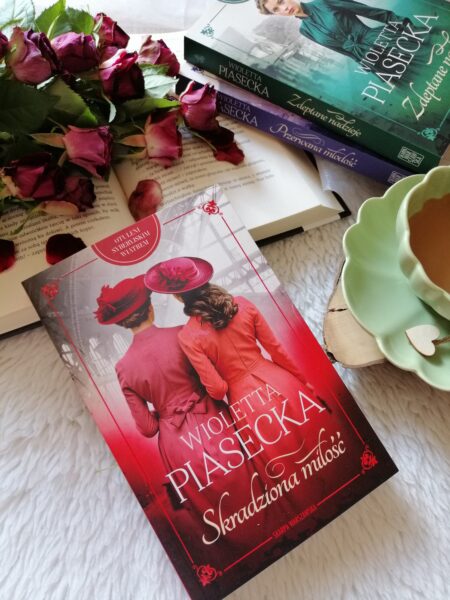 „Skradziona miłość” Wioletty Piaseckiej to trzeci tom cyklu „Otuleni syberyjskim wiatrem” – poruszająca, przejmująca opowieść o losach Polaków w czasach carskich represji. Zsyłka na Syberię, prześladowania, ból rozstania, a obok tego siła kobiet, niezłomny patriotyzm i miłość.