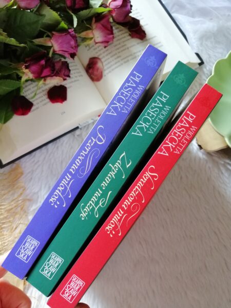 „Skradziona miłość” Wioletty Piaseckiej to trzeci tom cyklu „Otuleni syberyjskim wiatrem” – poruszająca, przejmująca opowieść o losach Polaków w czasach carskich represji. Zsyłka na Syberię, prześladowania, ból rozstania, a obok tego siła kobiet, niezłomny patriotyzm i miłość.