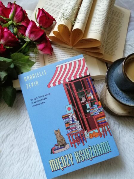 „Między książkami” Gabrielle Zevin – wzruszająca opowieść o miłości, samotności i sile literatury.