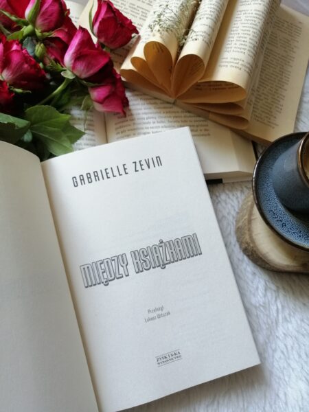 „Między książkami” Gabrielle Zevin – wzruszająca opowieść o miłości, samotności i sile literatury.