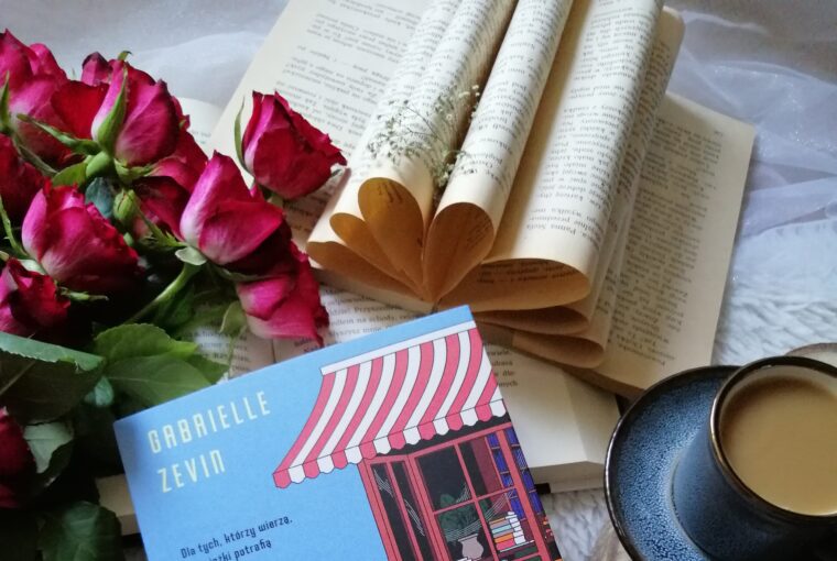 „Między książkami” Gabrielle Zevin – wzruszająca opowieść o miłości, samotności i sile literatury.