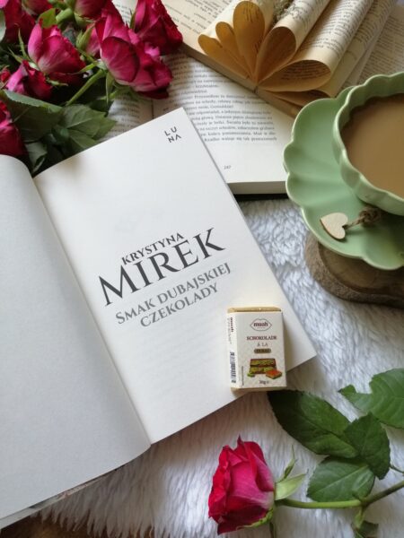 
„Smak dubajskiej czekolady” Krystyna Mirek – historia, która pokazuje, że zawsze warto dawać drugą szansę.
