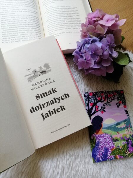 “Smak dojrzałych jabłek” Karolina Wilczyńska - nigdy nie jest za późno, by zacząć żyć naprawdę.”

