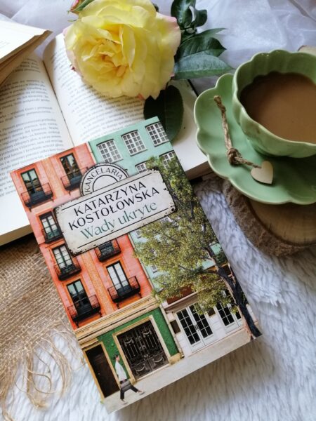 “Wady ukryte” Katarzyna Kostołowska – historia o trudnych decyzjach, miłości, zdradzie i przeszłości, która nie pozwala o sobie zapomnieć. Emocje, tajemnice i kobieca siła w obliczu wyzwań życia.