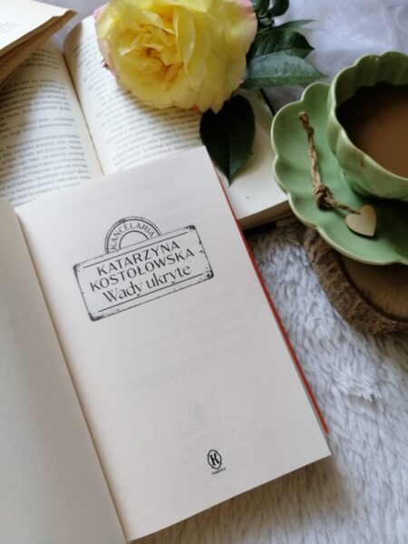 “Wady ukryte” Katarzyna Kostołowska – historia o trudnych decyzjach, miłości, zdradzie i przeszłości, która nie pozwala o sobie zapomnieć. Emocje, tajemnice i kobieca siła w obliczu wyzwań życia.