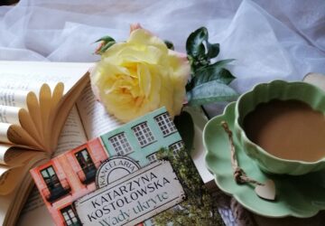 “Wady ukryte” Katarzyna Kostołowska – historia o trudnych decyzjach, miłości, zdradzie i przeszłości, która nie pozwala o sobie zapomnieć. Emocje, tajemnice i kobieca siła w obliczu wyzwań życia.