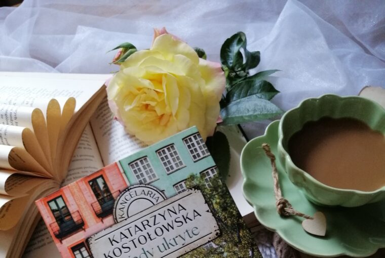 “Wady ukryte” Katarzyna Kostołowska – historia o trudnych decyzjach, miłości, zdradzie i przeszłości, która nie pozwala o sobie zapomnieć. Emocje, tajemnice i kobieca siła w obliczu wyzwań życia.