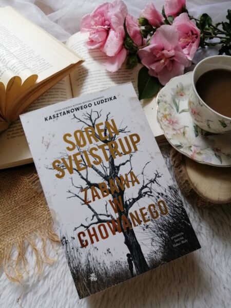 "Zabawa w chowanego" Sørena Sveistrupa to duszny, brutalny i psychologicznie głęboki kryminał skandynawski. 