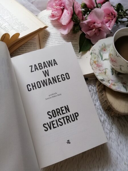 "Zabawa w chowanego" Sørena Sveistrupa to duszny, brutalny i psychologicznie głęboki kryminał skandynawski. 