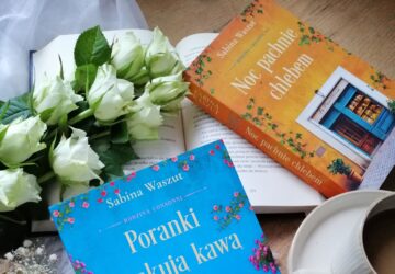 “Poranki smakują kawą” Sabina Waszut — rodzina, miłość i odwaga, w świecie, gdzie kawa pachnie nadzieją, a chleb staje się świadkiem historii.