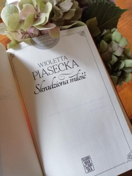 „Skradziona miłość” Wioletty Piaseckiej to trzeci tom cyklu „Otuleni syberyjskim wiatrem” – poruszająca, przejmująca opowieść o losach Polaków w czasach carskich represji. Zsyłka na Syberię, prześladowania, ból rozstania, a obok tego siła kobiet, niezłomny patriotyzm i miłość.