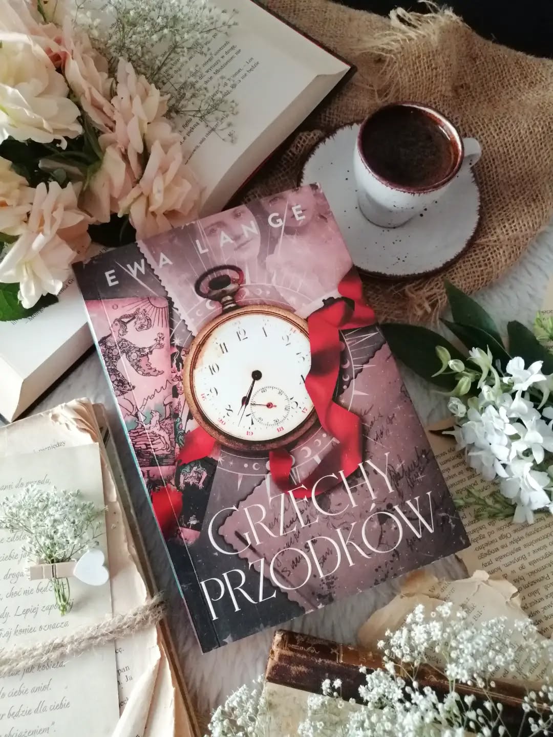 Dzień dobry 🤗  Poruszająca powieść, w której historia splata się z rodzinnym dramatem, a tajemnice sprzed lat rzucają długi cień na życie kolejnych pokoleń.  “Przeszłość nigdy nie zapomina”.  „Grzechy przodków” Ewa Lange  Rok 1923, poznajemy rodzinę Hardenbergów żyjącą w Niemczech, które wciąż próbują podnieść się po zakończeniu Wielkiej Wojny. Z pozoru spokojna codzienność stopniowo zaczyna się zmieniać, gdy coraz większą rolę w ich życiu odgrywa rodząca się hitlerowska ideologia. Wybory, których wówczas dokonują, uruchamiają lawinę wydarzeń, a ich konsekwencje będą odczuwalne jeszcze przez wiele dziesięcioleci.  Druga oś fabuły przenosi nas do roku 2000. Klaudia, ceniona lekarka, staje nad grobem siostry, z którą od lat nie utrzymywała kontaktu. Jej śmierć staje się początkiem odkrywania rodzinnych sekretów, które burzą wszystko, w co dotąd wierzyła. Powraca również dawna przepowiednia, a przeszłość po raz kolejny upomina się o swoje.  @ewa_lange_page z dużym wyczuciem przeplata obie linie czasowe, pokazując, jak mocno wydarzenia sprzed lat potrafią wpływać na losy kolejnych pokoleń. Przeszłość i teraźniejszość tworzą tu spójną, przemyślaną całość, a kolejne tajemnice odsłaniane są stopniowo, skutecznie podsycając ciekawość.  #grzechyprzodków umiejętne łączą historię z fikcją literacką. Burzliwe wydarzenia XX wieku mają wpływ na decyzje bohaterów, ich relacje i życiowe wybory. Autorka pisze lekko i z niezwykłą swobodą. Buduje napięcie subtelnie, bez pośpiechu, pozwalając czytelnikowi stopniowo odkrywać kolejne elementy tej skomplikowanej układanki. Spokojniejsze fragmenty przeplatają się z chwilami pełnymi emocji i zaskakujących odkryć.  Trudno oderwać się od lektury!  Wyraźnie wybrzmiewa motyw odpowiedzialności za czyny przodków. To opowieść o pamięci, winie, przebaczeniu i prawdzie, która zawsze znajduje drogę by ujrzeć światło dzienne.  Piękna powieść historyczno-obyczajowa. Pełna emocji, trudnych wyborów i życiowych dylematów, angażująca od pierwszych stron.  Bardzo polecam!  Współpraca barterowa - @wyd
