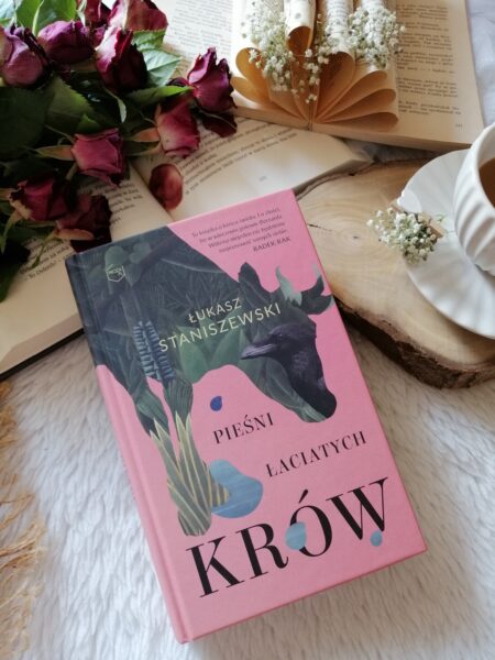 “Pieśni łaciatych krów” Łukasz Staniszewski - powieść z której biją autentyzm, czarny humor, ale też tajemnice, obecność natury i ciche przeczucie, że wszystko ma swój sens i czas.