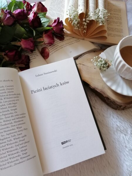 “Pieśni łaciatych krów” Łukasz Staniszewski - powieść z której biją autentyzm, czarny humor, ale też tajemnice, obecność natury i ciche przeczucie, że wszystko ma swój sens i czas.