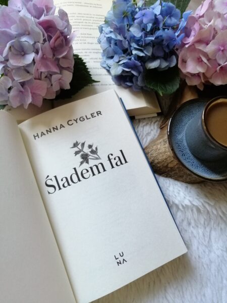   „Śladem fal” Hanna Cygler – powojenna Polska bez złudzeń, rodzina Duszów w walce o przetrwanie i godność.
