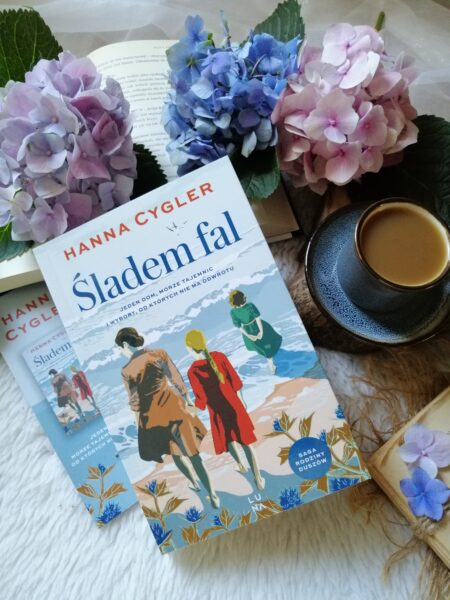   „Śladem fal” Hanna Cygler – powojenna Polska bez złudzeń, rodzina Duszów w walce o przetrwanie i godność.
