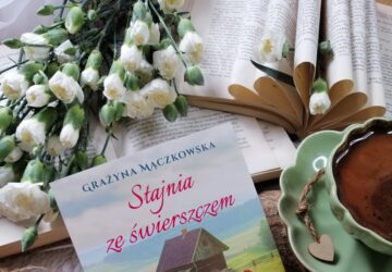 „Stajnia ze świerszczem” Grażyny Mączkowskiej – wzruszająca opowieść o ludziach takich jak my: pełnych tęsknot, błędów i nadziei na jeszcze jedno „od nowa”.