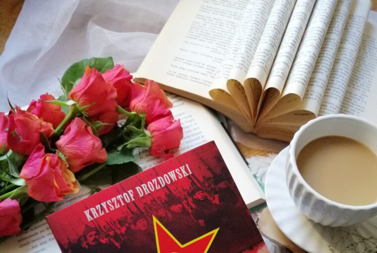 „Krwawe ślady. Gwałty, mordy i grabieże Armii Czerwonej na Polakach” Krzysztof Drozdowski – świadectwo, które wstrząsa i nie pozwala zapomnieć.