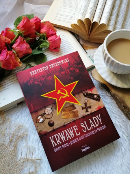 „Krwawe ślady. Gwałty, mordy i grabieże Armii Czerwonej na Polakach” Krzysztof Drozdowski – świadectwo, które wstrząsa i nie pozwala zapomnieć.