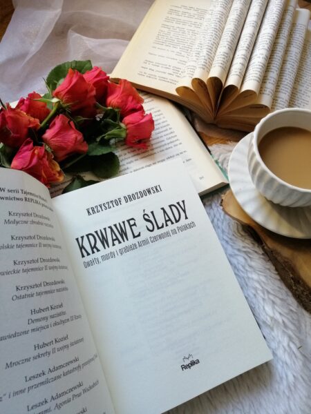 „Krwawe ślady. Gwałty, mordy i grabieże Armii Czerwonej na Polakach” Krzysztof Drozdowski – świadectwo, które wstrząsa i nie pozwala zapomnieć.