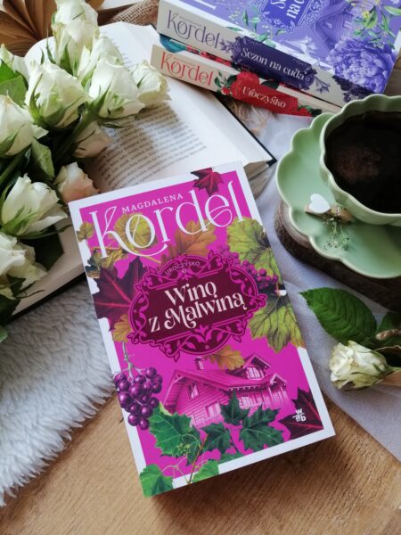 „Wino z Malwiną” – Magdalena Kordel i jej ciepła opowieść o tym, że życie, jak wino, raz bywa cierpkie, raz słodkie, ale zawsze warte spróbowania.