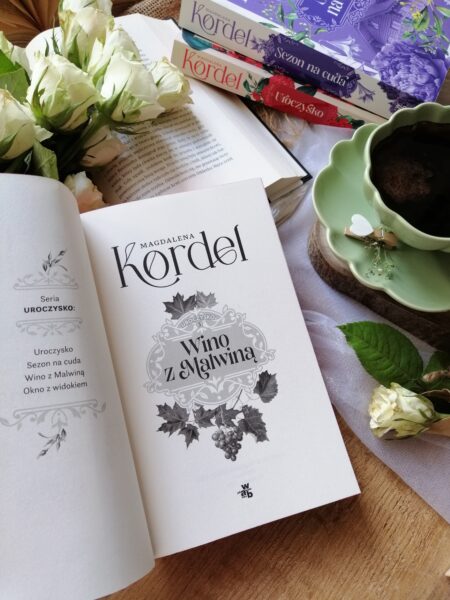 „Wino z Malwiną” – Magdalena Kordel i jej ciepła opowieść o tym, że życie, jak wino, raz bywa cierpkie, raz słodkie, ale zawsze warte spróbowania.
