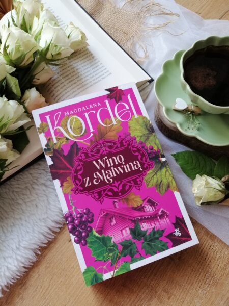 „Wino z Malwiną” – Magdalena Kordel i jej ciepła opowieść o tym, że życie, jak wino, raz bywa cierpkie, raz słodkie, ale zawsze warte spróbowania.
