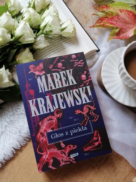 „Głos z piekła” Marka Krajewskiego – gdy zło rodzi się w ludzkim umyśle, a granica między szaleństwem a rzeczywistością zaczyna się zacierać.