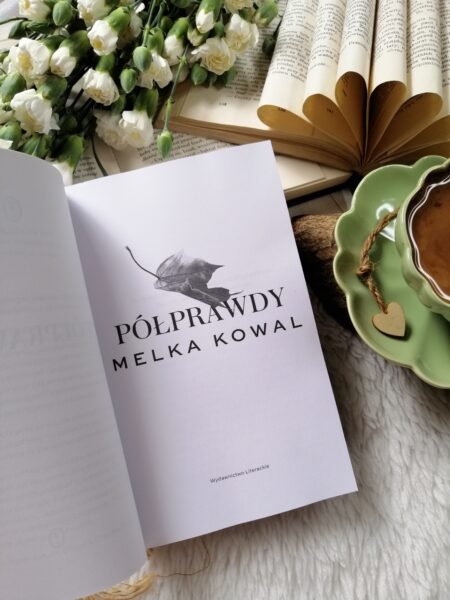 „Półprawdy” Melka Kowal — thriller, obyczajowość i nutka romantyzmu — wciąga jak wir i zostawia ślad głęboko pod skórą.