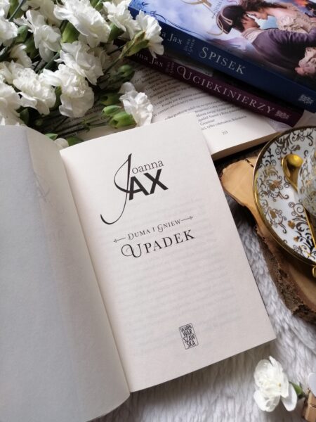 „Upadek” Joanny Jax – pogmatwane losy ludzi i dzieje kraju splecione są w sposób mistrzowski.