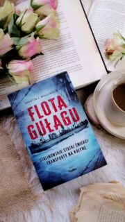 Tę historię trudno czytać spokojnie…  Z tematyką transportu więźniów drogą morską spotkałam się pierwszy raz.  „Flota Gułagu” Martin J. Bollinger  Rejs w jedną stronę, do piekła Kołymy.  Książka, która mierzy się z trudnym i rzadko poruszanym tematem transportu skazanych do łagrów na Syberii i dalekiej północy.  W grudniu 1945 roku okręt NKWD „Feliks Dzierżyński” wyruszył z Portland w USA. Na jego pokładzie znajdowali się radzieccy jeńcy uwolnieni z niemieckich obozów – ludzie, którzy powinni odzyskać wolność. Zamiast tego trafili wprost w objęcia Kołymy. Dla Stalina niewola była równoznaczna ze zdradą.  Między 1932 a 1953 rokiem po skutej lodem Północy kursowała szczególna flota – niepozorna, złożona z transportowców, a jednak niosąca ze sobą dramat tysięcy istnień. To właśnie nią przewożono skazańców na sam kraniec świata – do Kołymy. Ta ogromna operacja transportowa zapisała się w historii jako jedna z najbardziej bezwzględnych. Warunki panujące na statkach, traktowanie więźniów, skala śmiertelności w trakcie rejsów, długie dni zamknięcia w ładowniach, bez światła, bez powietrza, bez nadziei. Stłoczeni razem więźniowie polityczni i kryminalni, pozostawieni sami sobie. Rabunki, gwałty, śmierć – a każda próba sprzeciwu gaszona brutalnie i bez litości.  #flotagułagu to rzetelne, bogate w szczegóły opracowanie historyczne, które odsłania bezwzględność systemu traktującego człowieka wyłącznie jako narzędzie. Autor sięga do rosyjskich i amerykańskich archiwów, analizuje dokumenty statków, zbiera świadectwa ludzi, którzy byli częścią tej machiny. Pokazuje coś jeszcze – cichy, niezamierzony udział rządu Stanów Zjednoczonych w tej operacji, w której wykorzystano jednostki pochodzące właśnie stamtąd.  Warto! To kolejny, poruszający, przerażający fragment historii wojny…  Współpraca barterowa - @wydawnictworeplika