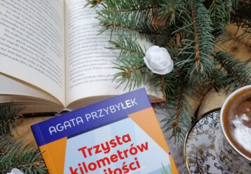 “Trzysta kilometrów miłości” Agata Przybyłek - powieść obyczajowa, o tym, że nie każda miłość przychodzi w odpowiednim momencie — ale każda zostawia ślad.