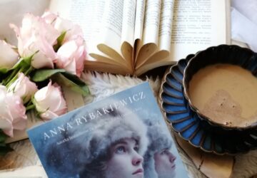“Przez trudy do gwiazd” Anna Rybakiewicz - powieść obyczajowa przez, którą się płynie. Trudna i piękna. Wspomnienia, które ratują.