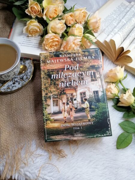 „Pod milczącym niebem” – Katarzyna Majewska-Ziemba w swojej poruszającej historii ukazuje, że największe bohaterstwo rodzi się w ciszy, tam gdzie ktoś po prostu kocha.