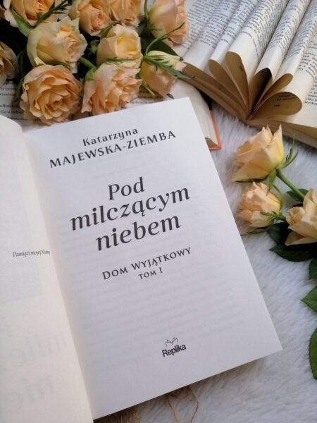 „Pod milczącym niebem” – Katarzyna Majewska-Ziemba w swojej poruszającej historii ukazuje, że największe bohaterstwo rodzi się w ciszy, tam gdzie ktoś po prostu kocha.
