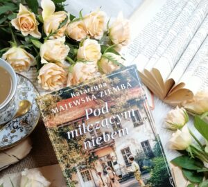 „Pod milczącym niebem” – Katarzyna Majewska-Ziemba w swojej poruszającej historii ukazuje, że największe bohaterstwo rodzi się w ciszy, tam gdzie ktoś po prostu kocha.